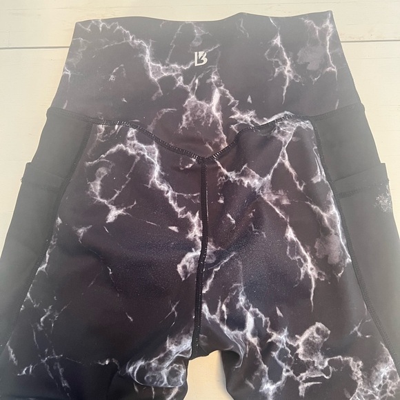 Buff Bunny Black White Marble Print Leggings‎ Size XS Pockets Workout - Picture 3 of 3